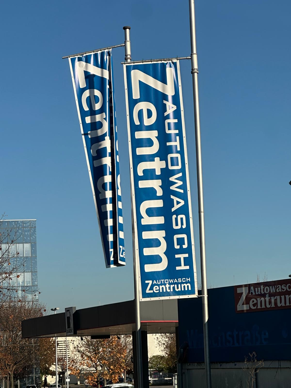 Einfahrt Autowaschzentrum Graz Fahnen