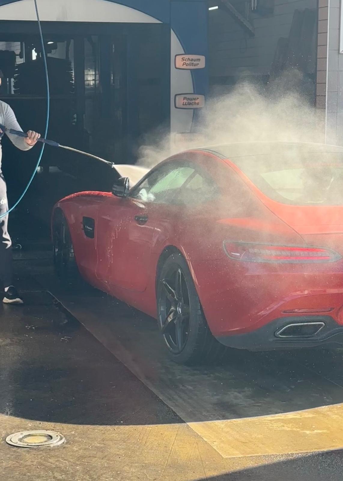 Roter Mercedes bei der Vorwäsche